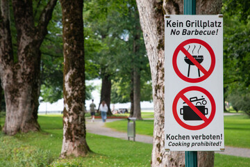 Schild im Park: kein Grillplatz, Kochen verboten
