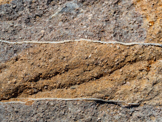 Felswände und Gesteinsschichten an der Küste der Insel Rab