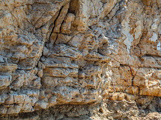 Felswände und Gesteinsschichten an der Küste der Insel Rab