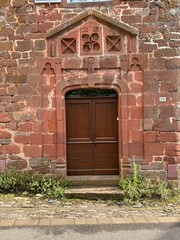Décoration et porte de maison en pierre rouge