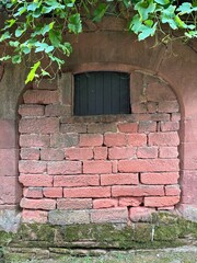 mur en pierre rouge d'une maison