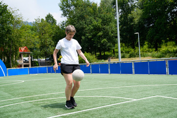 Obraz premium A woman is playing soccer on a field