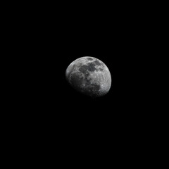 La Luna en todo su esplendor nocturno.