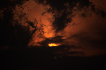 Ocaso de un cielo contaminado desde los bosques de la amazonia boliviana. 