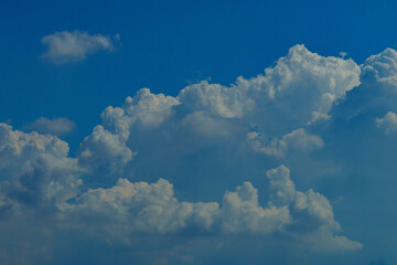 青空に浮かぶ雲