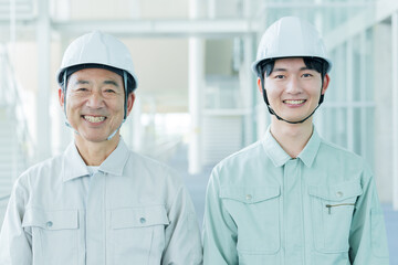 ヘルメットを着用した作業員　ポートレート