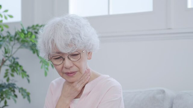 咳が出る高齢者女性
