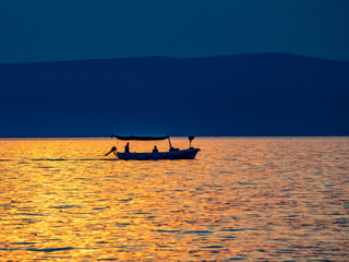 Boote bei Sonnenuntergang am Meer