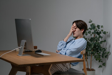 残業する女性