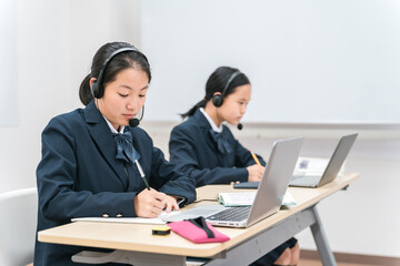 パソコンを使って勉強する制服姿の小学生・中学生・高校生の子供（ICT教育・授業・生徒）
