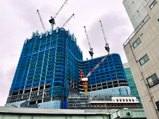 工事中の高層建築とタワークレーン