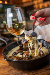 Queso fundido on champiñones