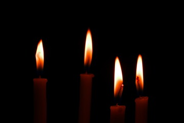 暗闇に灯る4本のローソク（クリスマスのアドベントクランツ）