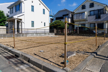 住宅街の空き家を取り壊し更地にした土地 © captainT