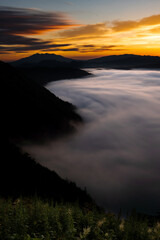 日本の北海道の阿寒摩周国立公園の摩周湖の雲海の朝の風景。雄大で神秘的な景色が観光客に人気の名所で、特に雲海の朝はなかなか見ることが出来ないので貴重。劇的な自然の明媚が広がる。