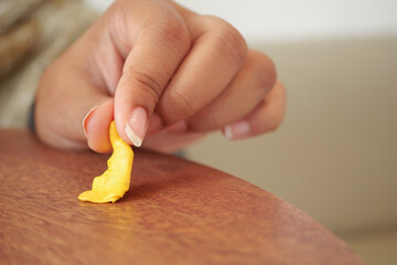  effectively removing chewing gum, with closeup view focus