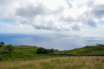 Blick auf das offene Meer im Gegenlicht auf der Insel Faial