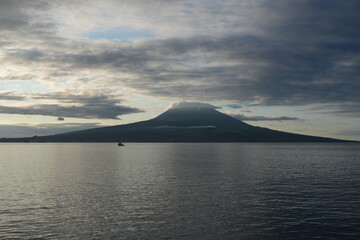 Der Vulkan Pico in den Wolken am fr&uuml;hen Morgen