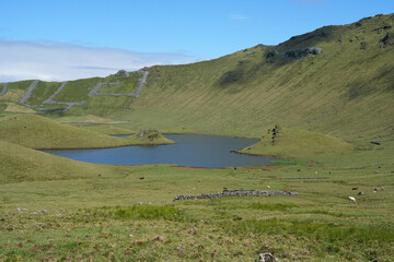 Kratersee mit grossem Krater auf der Insel Corvo und blauem Himmel © Markus Kammermann
