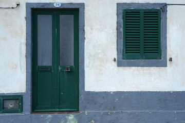 Fassade eines alten Hauses mit Fenster und Türe
