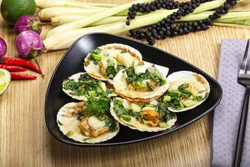 Grilled scallops with green onion