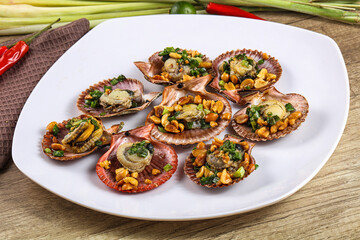 Baked scallops with scalion oil