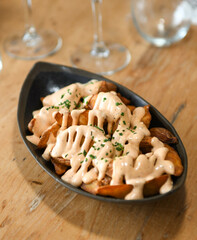 Una deliciosa versión de las clásicas patatas picantes españolas