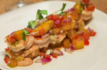 Ceviche de gambas y mango con cebolla