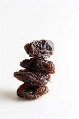 Obraz premium A stack of dried raisins forming a pyramid shape