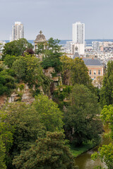 Fototapeta premium Vue du temple de la sibylle au Parc des Buttes Chaumont à Paris