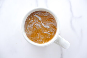 淹れたてのコーヒーが入ったマグカップを、真上から俯瞰した画像