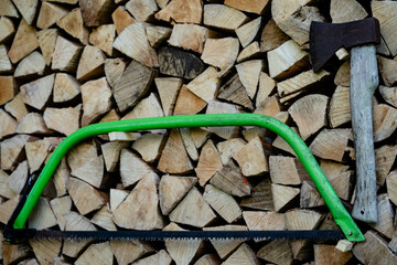 Ein Stapel Feuerholz für den Winter