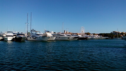 Obraz premium cruise ship docked in port. view of the yachts.