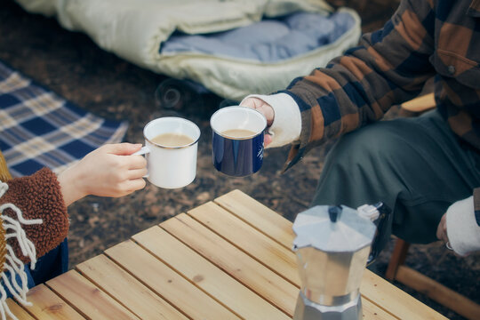 冬のキャンプ場でキャンプをする男女