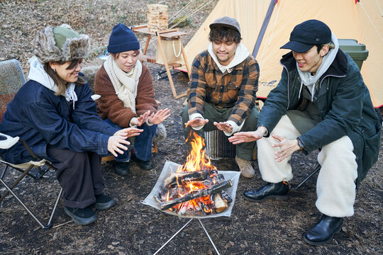 焚き火を囲む男女