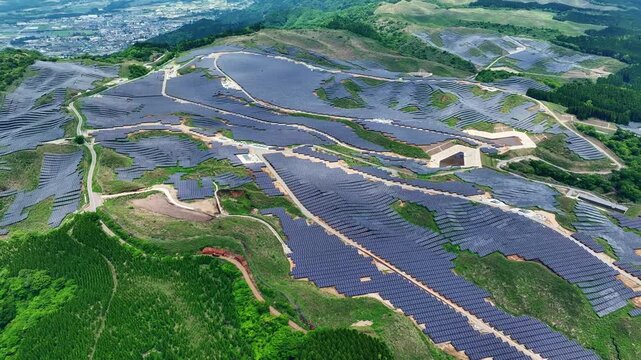 山肌に設置されたメガソーラー太陽光発電所　空撮