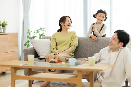 リビングで過ごす家族