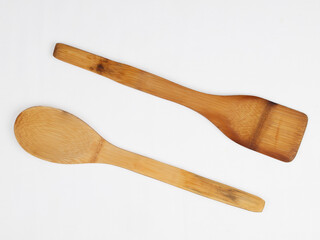 Cubiertos de cocina de madera aislados