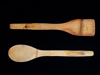 Cubiertos de cocina de madera aislados