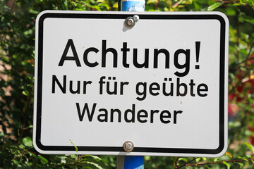 Schild:  Achtung nur f&uuml;r ge&uuml;bte Wanderer (2)