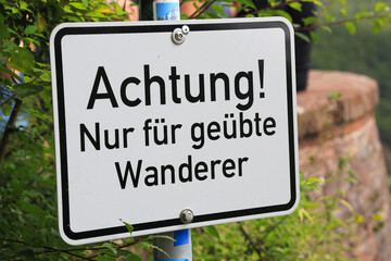 Schild:  Achtung nur f&uuml;r ge&uuml;bte Wanderer
