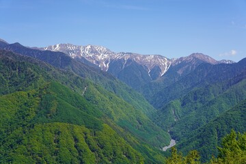 信州　大鹿村　夕立神パノラマ公園から残雪の南アルプス赤石岳、小赤石岳、聖岳を望む