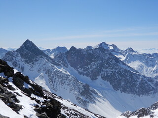 links der Gl&ouml;dis 3206m , Bildmitte der Ralfkopf 3106m und Ganot 3102m... hinten noch der Hochschober 3240m Hoher Prijakt 3064m und Niederer Prijakt 3051m