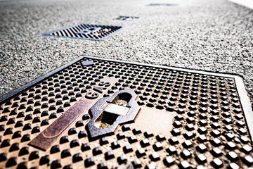 Nahaufnahme eines Deckels eines Gasventils auf einer Straße in Düsseldorf, Deutschland