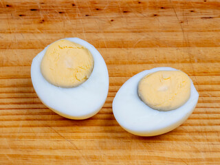 Huevos duros sobre tabla de madera
