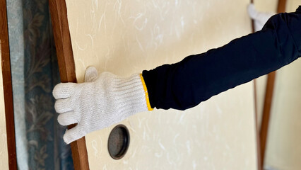 ふすまをはずす軍手をした手元