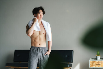 体を鍛えるトップレスの男性
