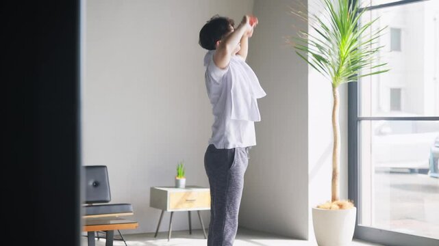 ミニマルな暮らしをする若い男性
