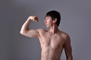 homem musculoso corpo fitness 