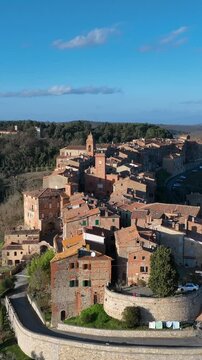 Il borgo medievale di Monteleone d'Orvieto in Umbria, Terni, Italia. Vista panoramica dell'antico borgo, meta turistica di stranieri e villeggianti.